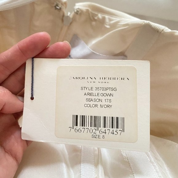 Carolina Herrera Wedding Dress - Picture 6 of 11